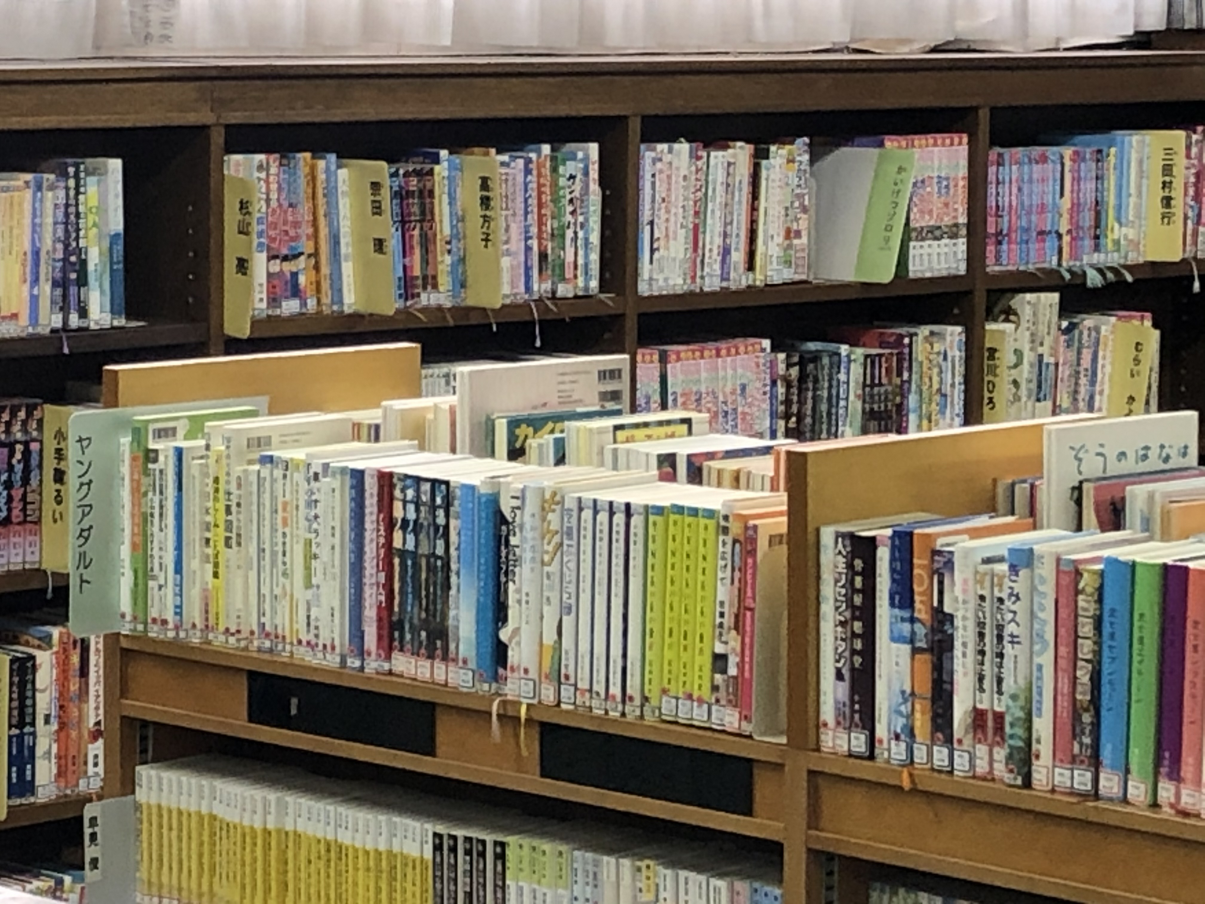 西之台会館図書室のYAコーナーの写真